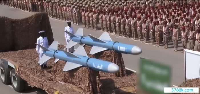 胡塞武装展示的飞航式反舰导弹。